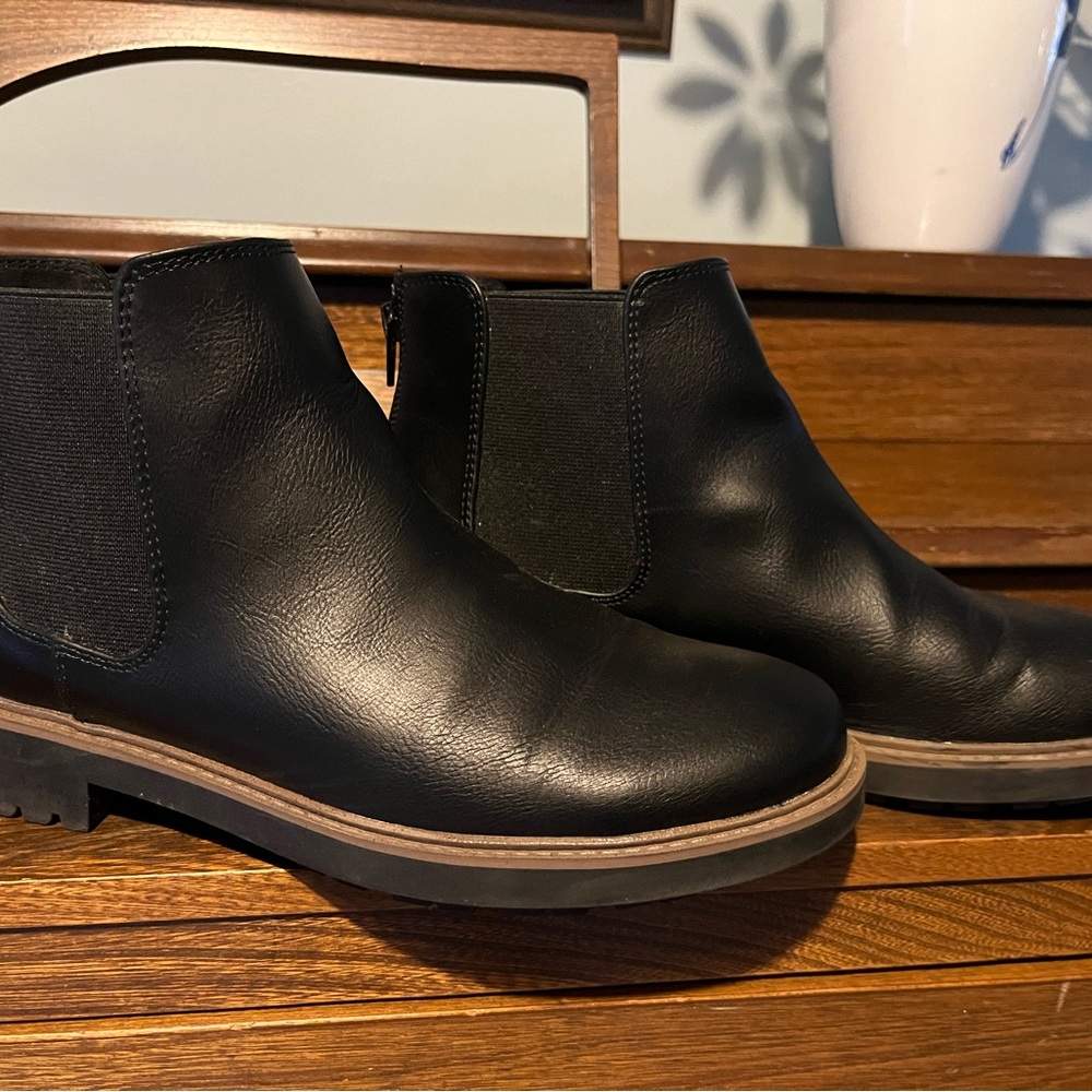 black espirit  Chelsea boots.